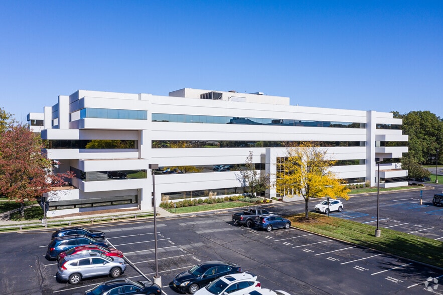 3 Becker Farm Rd, Roseland, NJ for lease - Building Photo - Image 2 of 8