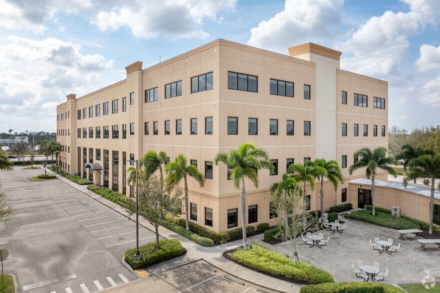 12769 Gateway Blvd, Fort Myers, FL à louer - Photo du bâtiment - Image 2 de 7