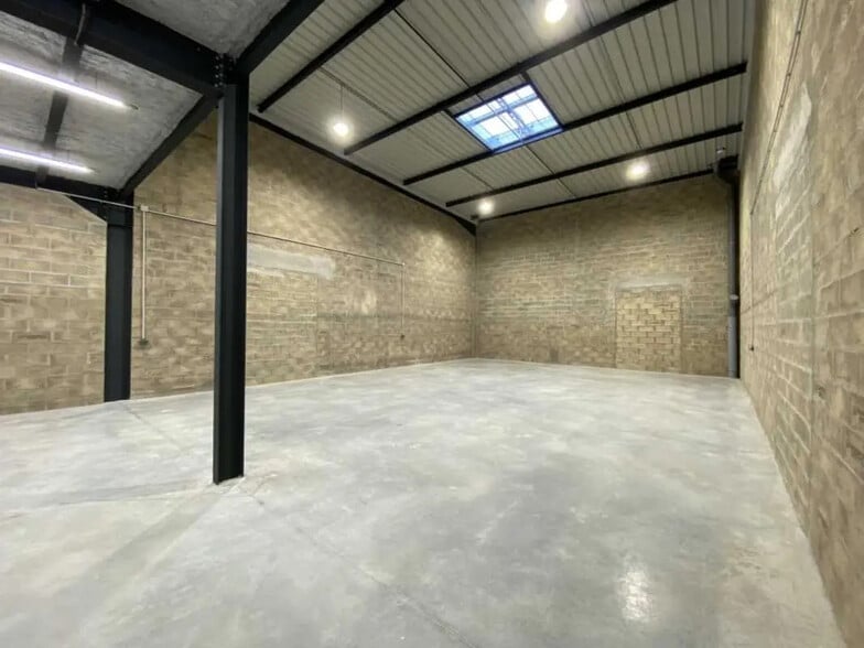 Flex in Saint-Fargeau-Ponthierry for sale - Building Photo - Image 3 of 7