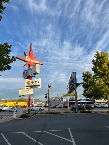 1201 Market St, Redding, CA à vendre - Photo du bâtiment - Image 3 de 30