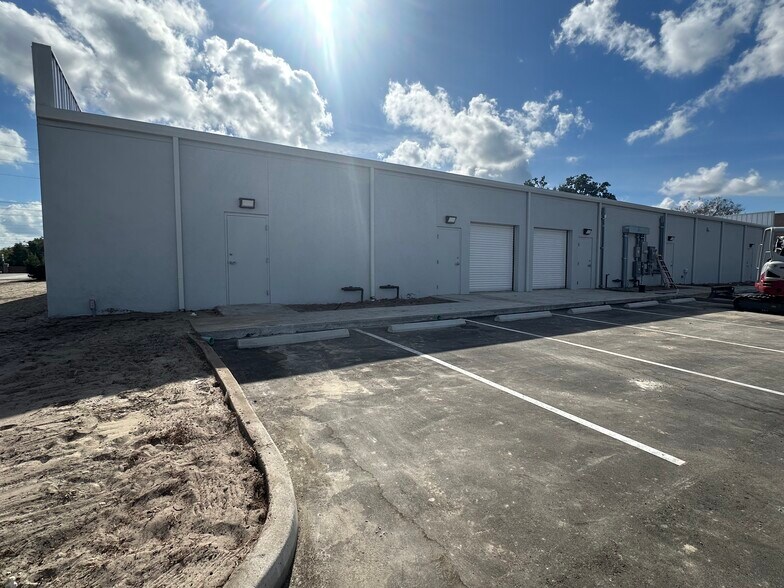 5491-5495 Commercial Way, Spring Hl, Spring Hill, FL à louer - Photo du bâtiment - Image 3 de 7