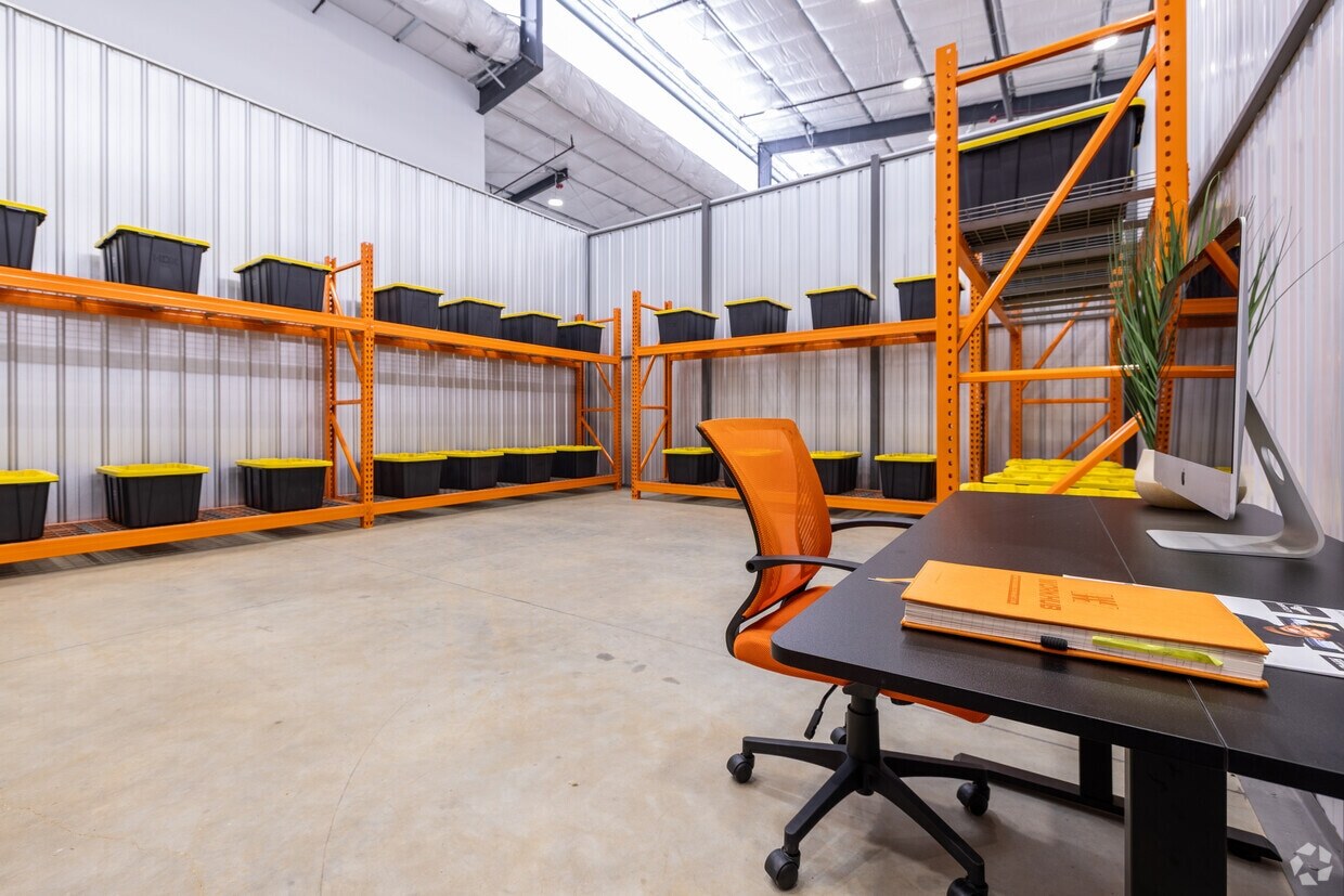 1027 Outpost Dr, Conroe, TX for lease Interior Photo- Image 1 of 8