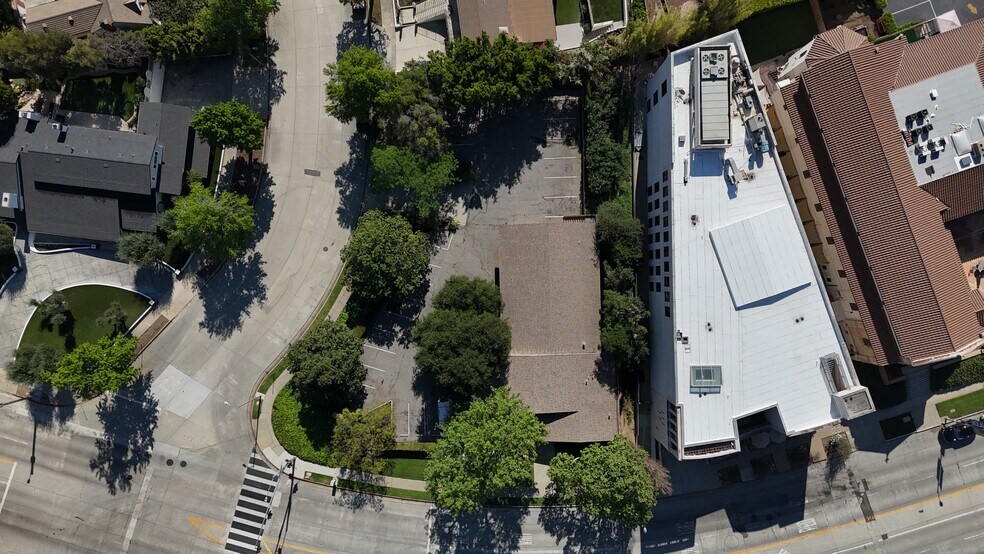 560 Hilgard Ave, Los Angeles, CA à vendre - Photo du bâtiment - Image 2 de 8