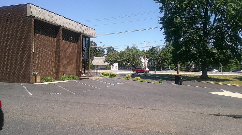 110 Route 35, Red Bank, NJ à louer - Photo du bâtiment - Image 3 de 7