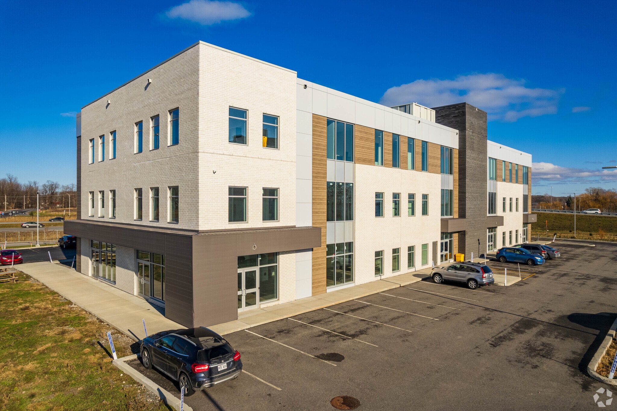 3 Boul De La Cité-Des-Jeunes, Vaudreuil-dorion, QC for sale Primary Photo- Image 1 of 1