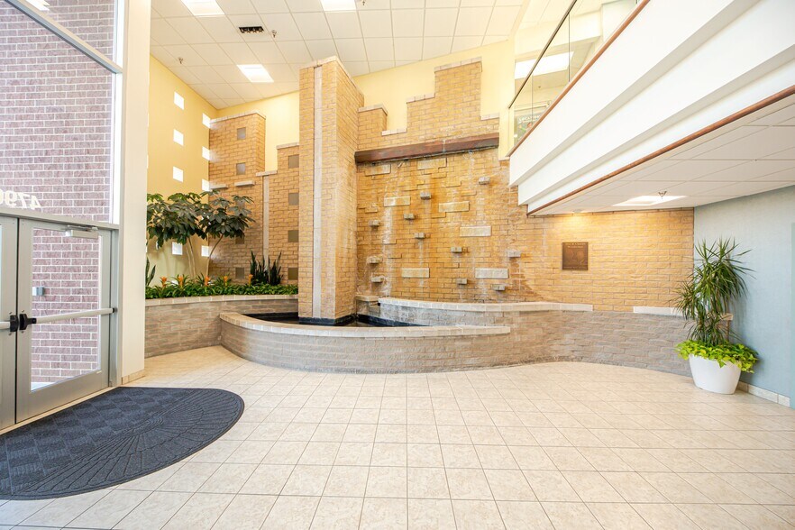 4790 Red Bank Rd, Cincinnati, OH à louer - Photo du bâtiment - Image 3 de 8