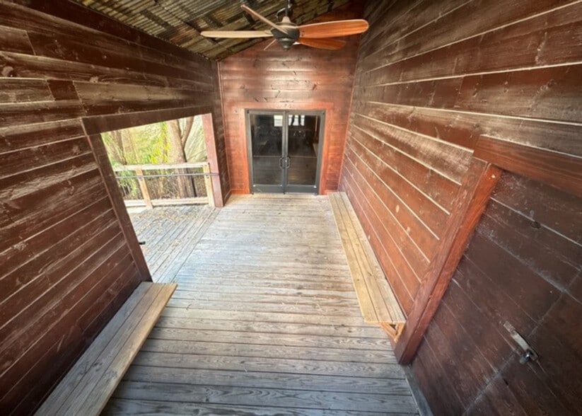 1202 N Camp St, Seguin, TX for lease - Building Photo - Image 2 of 7