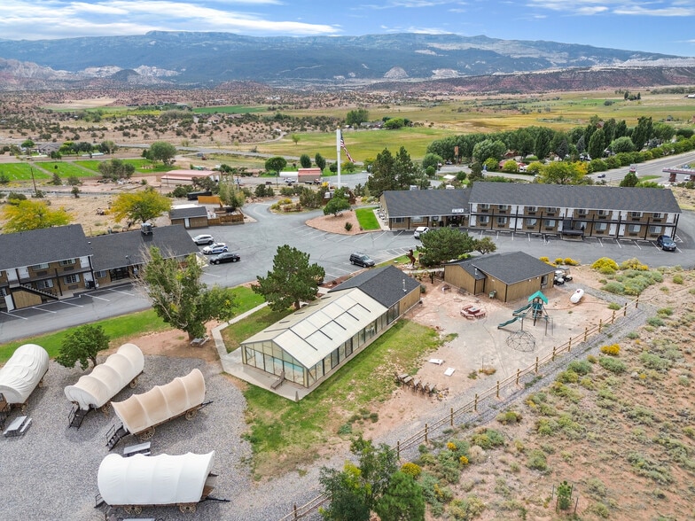 955 E Utah State Route 24, Torrey, UT à vendre - Photo du bâtiment - Image 3 de 23