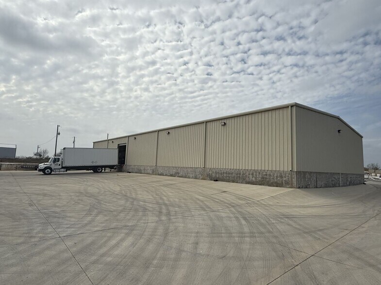 6750 S Old Bastrop Hwy, San Marcos, TX à louer - Photo du bâtiment - Image 2 de 9