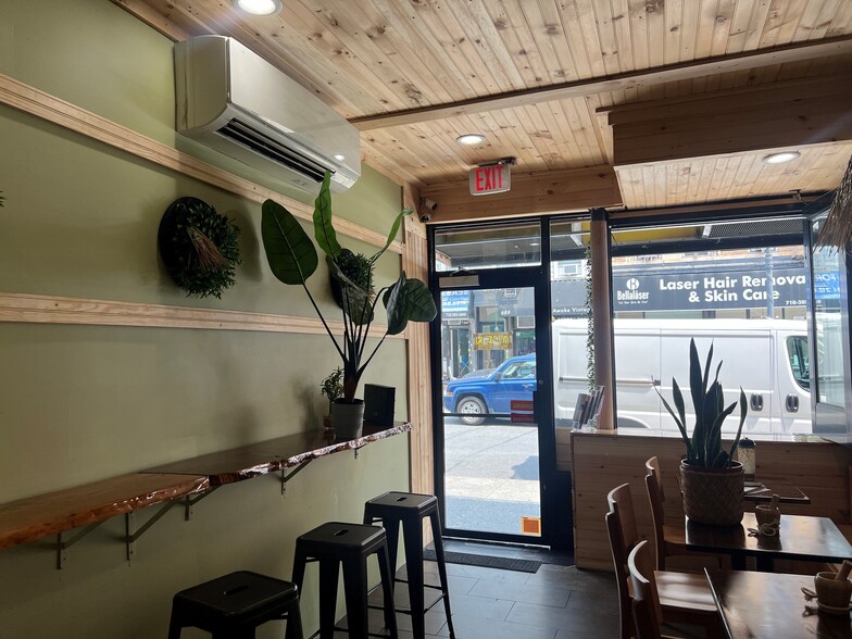 685 Manhattan Ave, Brooklyn, NY for lease - Building Photo - Image 1 of 5