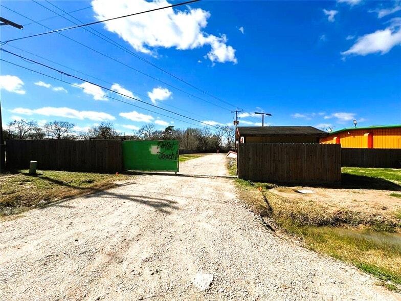 22570 Ford Rd, Porter, TX à vendre - Photo du bâtiment - Image 2 de 18