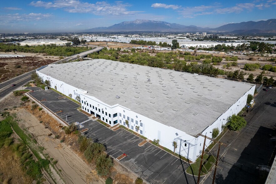1050 E Orange Show Rd, San Bernardino, CA à louer - Photo du bâtiment - Image 2 de 11