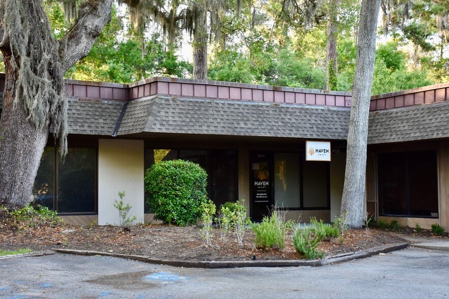 1 Mathews Dr, Hilton Head Island, SC à vendre - Photo du bâtiment - Image 2 de 9