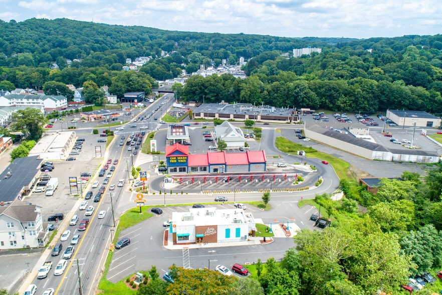 1060 Huntingdon Ave, Waterbury, CT for sale - Building Photo - Image 2 of 7