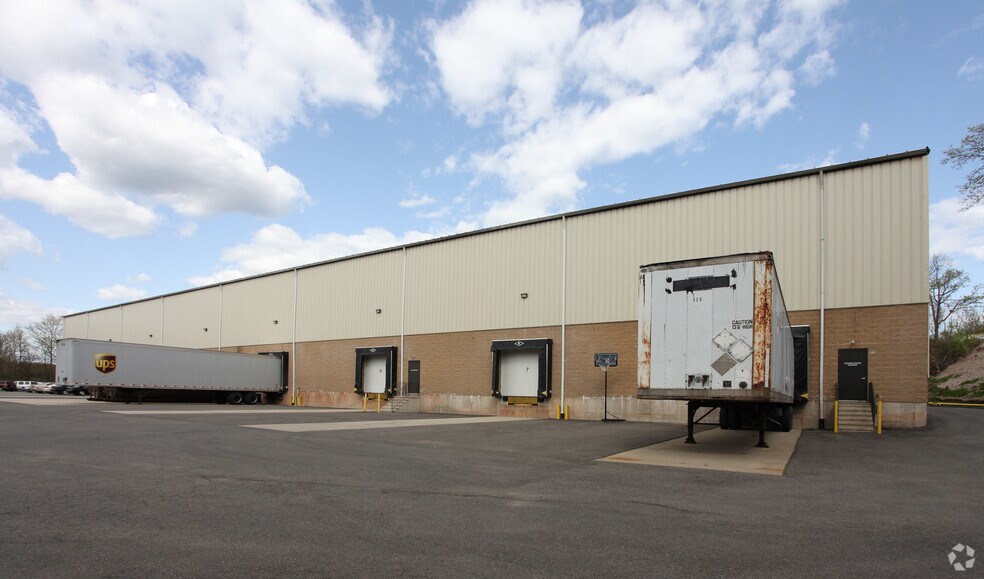 35 Phil Mack Dr, Middletown, CT à louer - Photo du bâtiment - Image 2 de 3