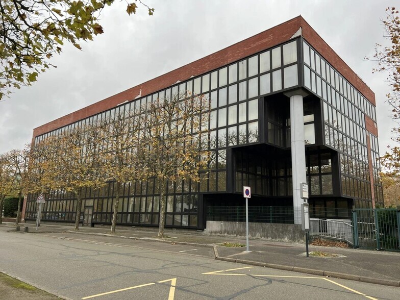 2 Boulevard Des Chênes, Guyancourt à louer - Photo du bâtiment - Image 2 de 3