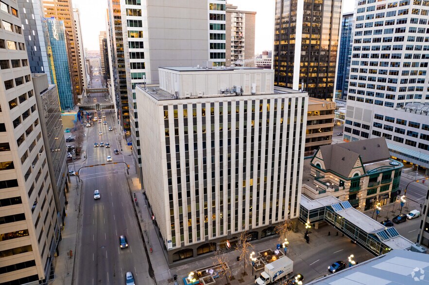 400 5th Ave SW, Calgary, AB à louer - Photo du bâtiment - Image 2 de 7