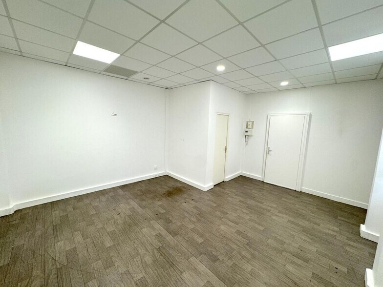 Office in Versailles for lease - Interior Photo - Image 3 of 11