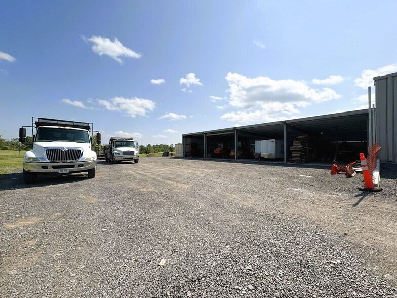 82 Jack Davey Dr, Bath, ON à louer - Photo du bâtiment - Image 2 de 6