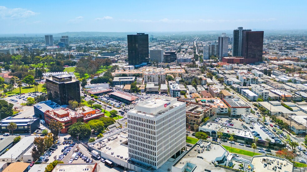 11661 W San Vicente Blvd, Los Angeles, CA à louer - Photo du bâtiment - Image 2 de 8