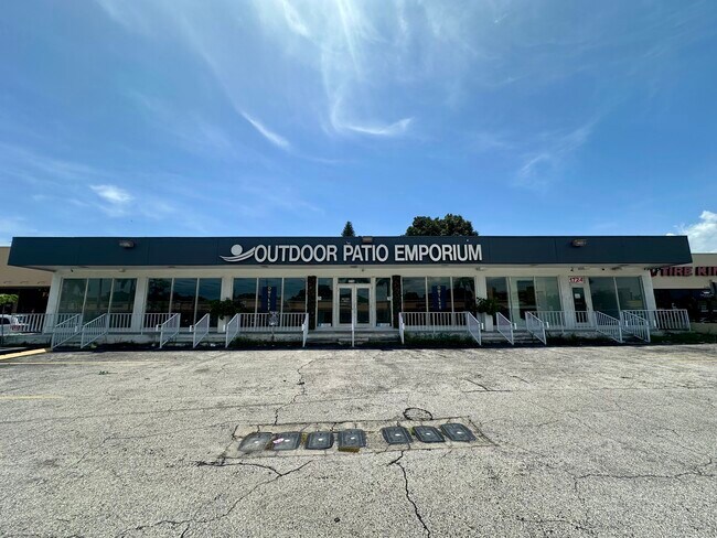 Plus de détails pour 1724-1736 NE 163rd St, North Miami Beach, FL - Commerce de détail à louer