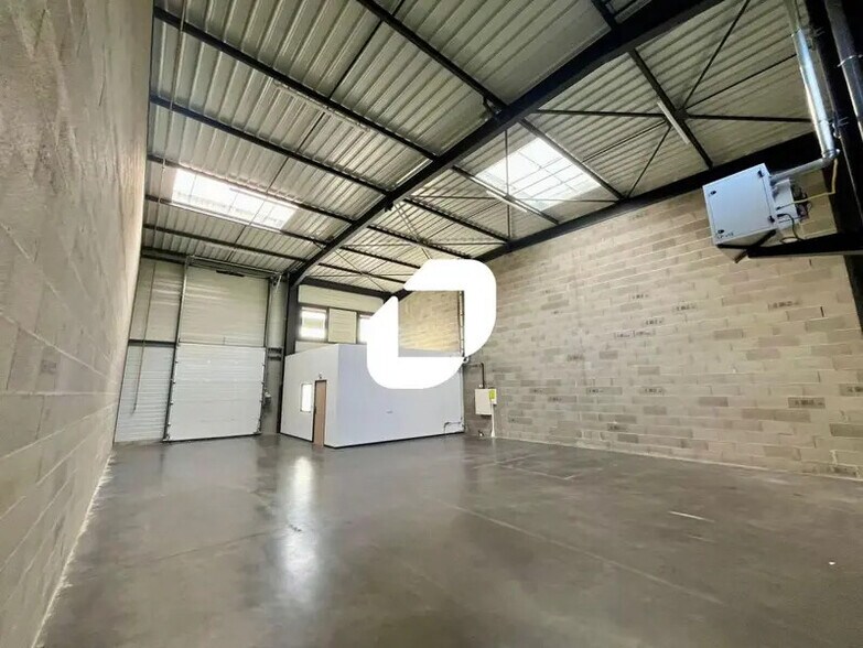 Flex in Meyzieu for lease - Interior Photo - Image 1 of 10