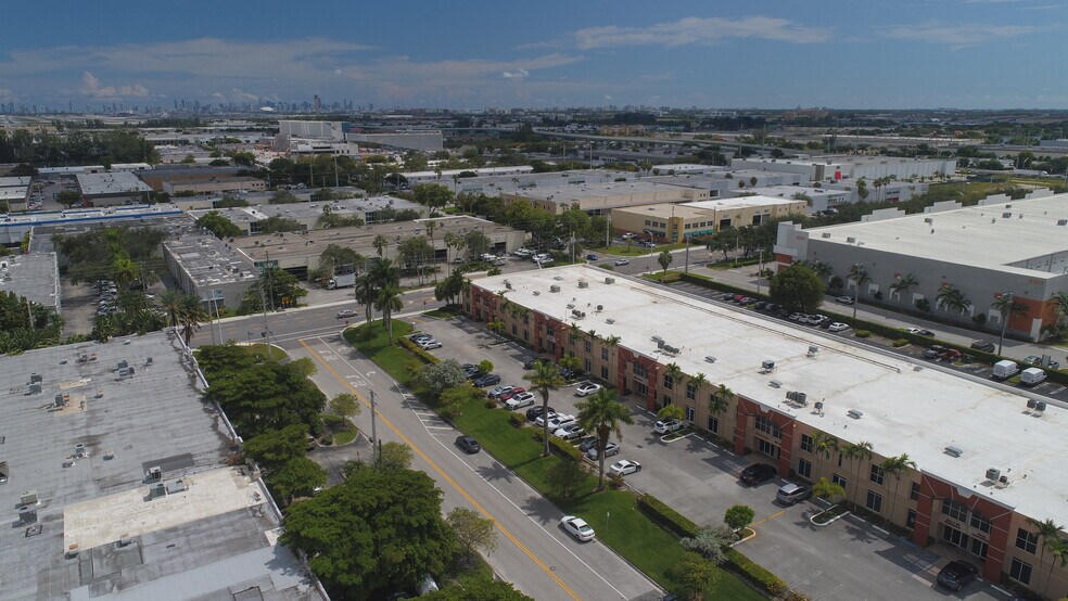 8200-8358 NW 30th Ter, Doral, FL à louer - Photo du bâtiment - Image 2 de 3