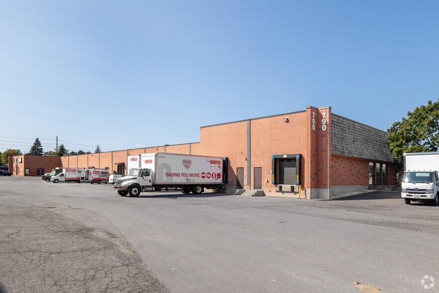 770-790 Industrial Ave, Ottawa, ON à louer - Photo du bâtiment - Image 2 de 6