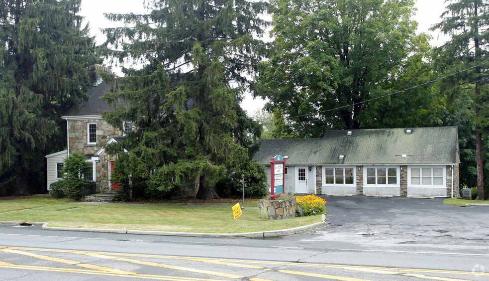 563 Temple Hill Rd, New Windsor Township, NY à vendre - Photo du bâtiment - Image 2 de 7