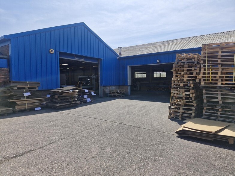 Mount Rd, Burntwood for lease - Building Photo - Image 3 of 9