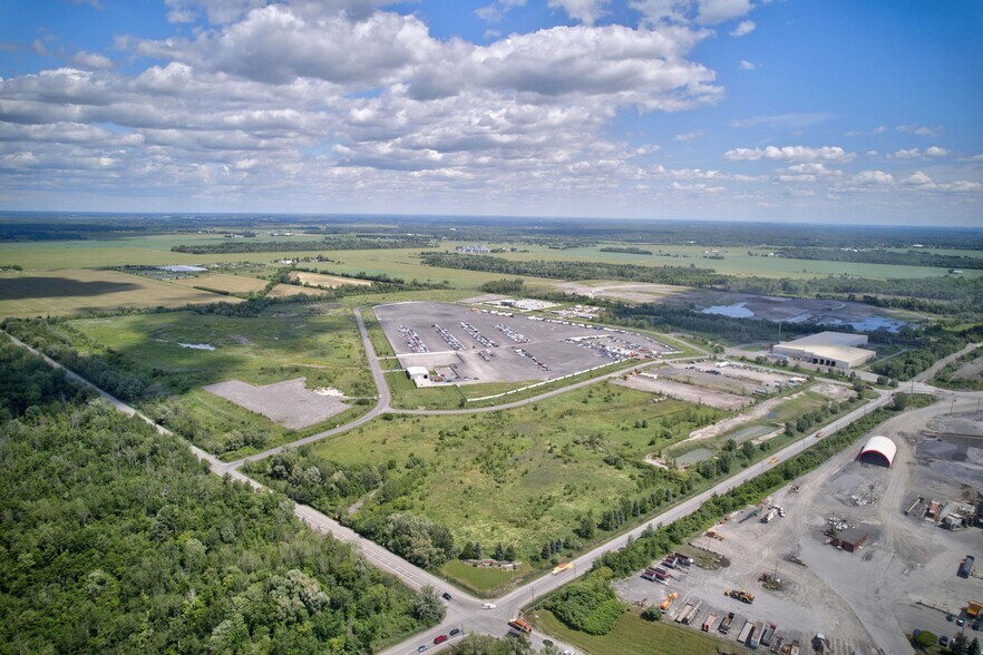 Hawthorne Industrial Park portefeuille de 7 propriétés à vendre sur LoopNet.ca - Photo du bâtiment - Image 2 de 10