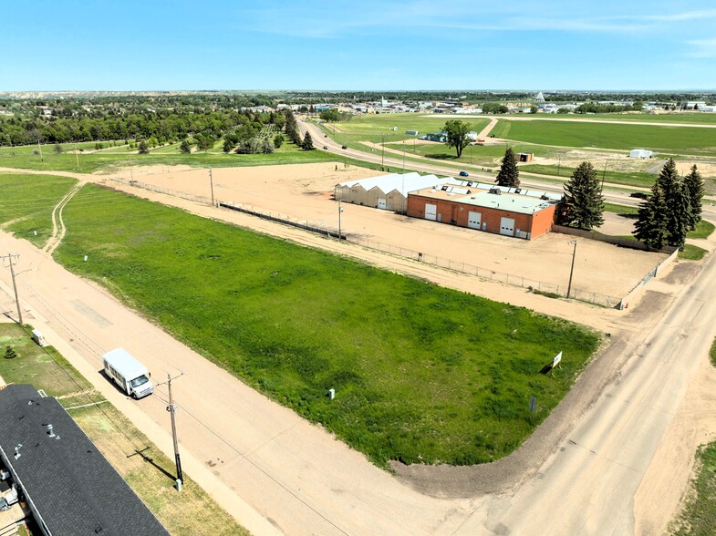 1583 Oxford Ave SW ave, Medicine Hat, AB à vendre - Photo du bâtiment - Image 3 de 4
