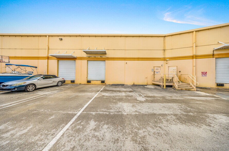 12601 NW 115th Ave, Medley, FL à louer - Photo du bâtiment - Image 2 de 2