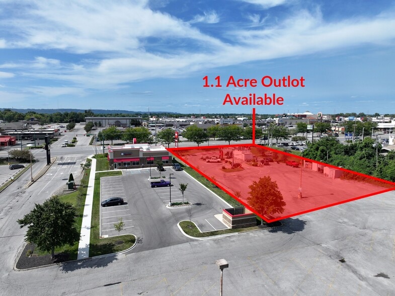 756 E Lewis and Clark Pky, Clarksville, IN à louer - Photo du bâtiment - Image 2 de 6