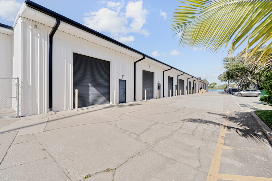 2280 Avocado Ave, Melbourne, FL à louer - Photo du bâtiment - Image 2 de 10