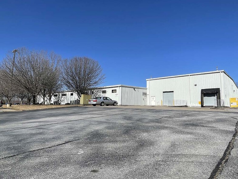 498 Industrial Dr, Bristol, TN à vendre - Photo du b timent - Image 2 de 13