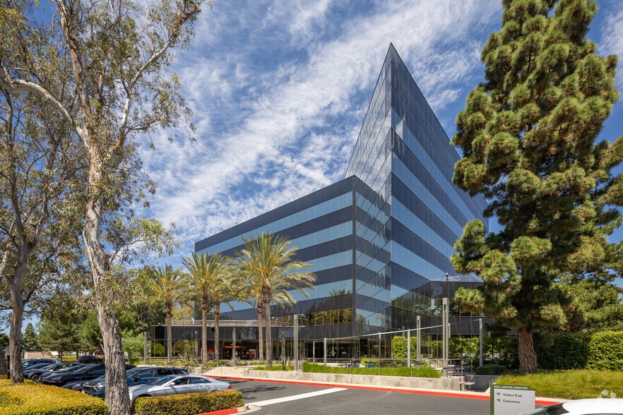 4590 MacArthur Blvd, Newport Beach, CA à louer - Photo du bâtiment - Image 3 de 7