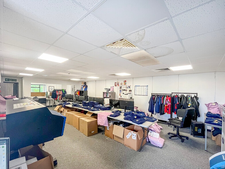 Dogflud Way, Farnham for lease - Interior Photo - Image 3 of 10