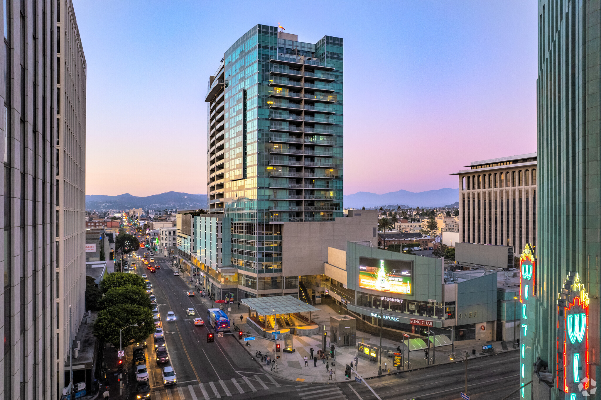 3785 Wilshire Blvd, Los Angeles, CA à louer Photo du bâtiment- Image 1 de 7