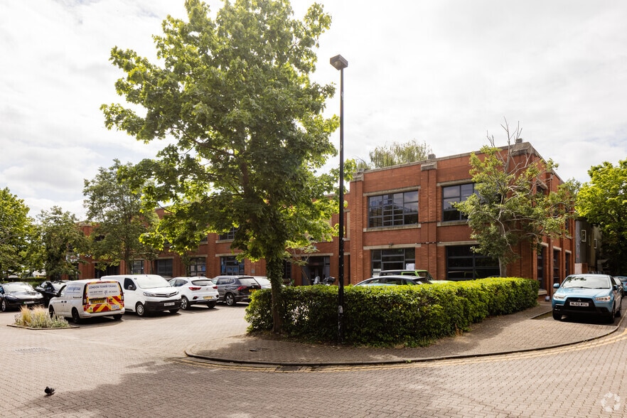 Fleming Way, Isleworth for lease - Primary Photo - Image 1 of 8