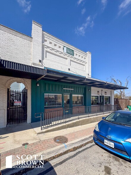 205-211 Cedar St, Denton, TX à louer - Photo du bâtiment - Image 3 de 9