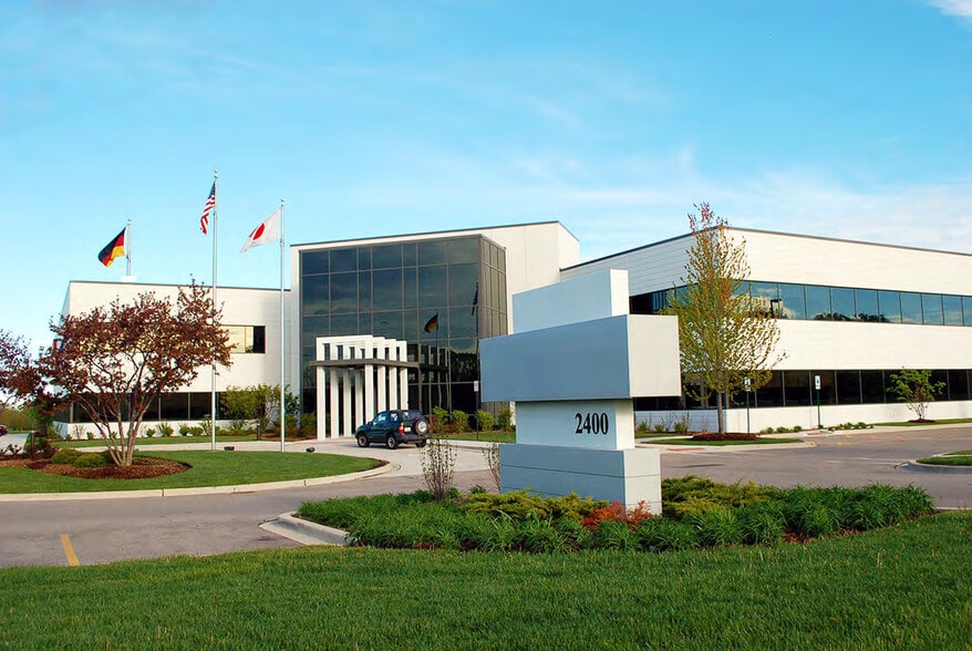 2400 Huntington Blvd, Hoffman Estates, IL for sale - Building Photo - Image 2 of 10