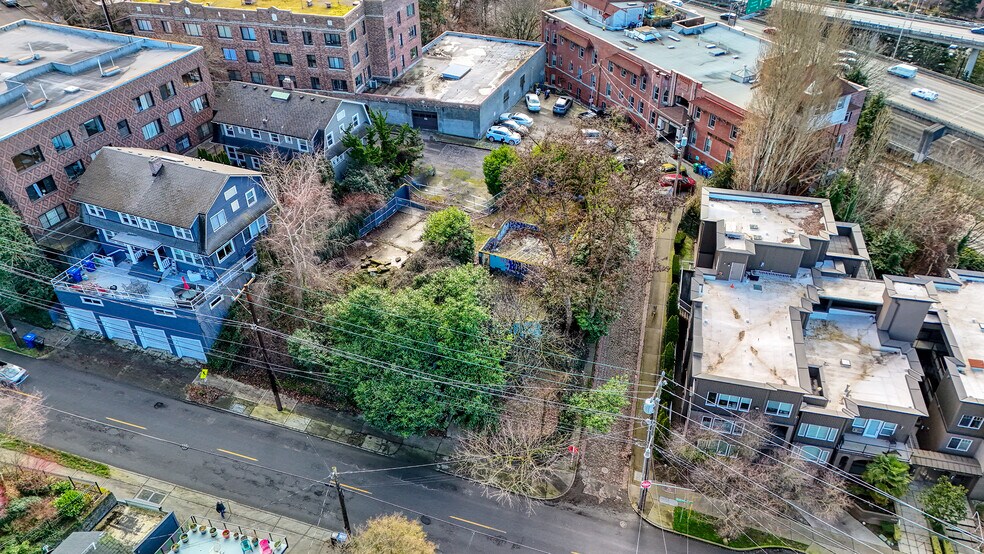 1020 Bellevue Ct E, Seattle, WA à vendre - Photo du bâtiment - Image 2 de 4