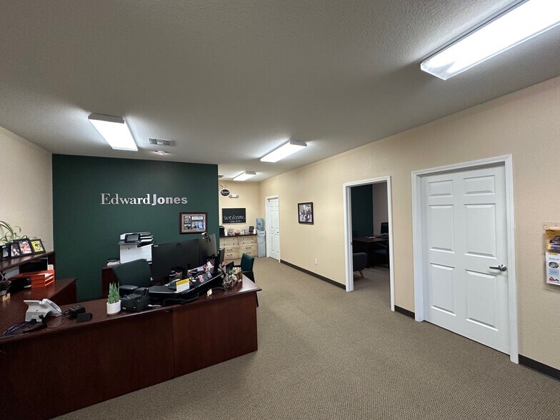 215 S Andover Rd, Andover, KS à louer - Photo du bâtiment - Image 2 de 14