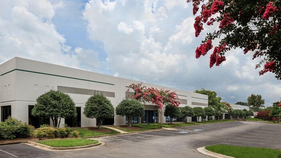 560 Atlanta S Pky, College Park, GA à louer - Photo du bâtiment - Image 1 de 19