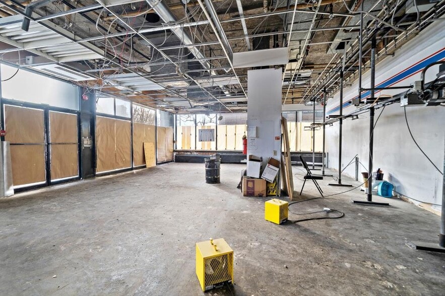 3315-3345 Ch Queen-Mary, Montréal, QC for lease - Interior Photo - Image 2 of 2