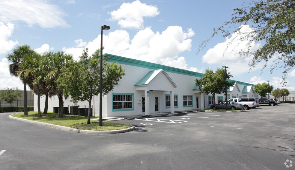 3560 Work Dr, Fort Myers, FL à louer - Photo du bâtiment - Image 2 de 14