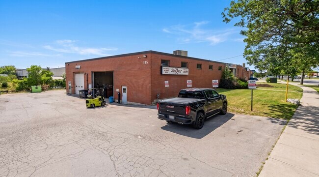 Plus de détails pour 185 Toryork Dr, Toronto, ON - Industriel à vendre