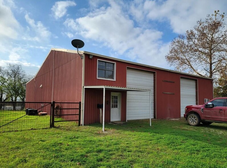 221-E Avenue C, Milano, TX à louer - Photo principale - Image 1 de 13