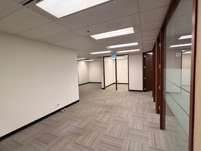 5811 Cooney Rd, Richmond, BC à louer Photo intérieure- Image 1 de 3